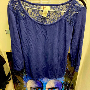 So size medium lace back 3/4 sleeve blouse